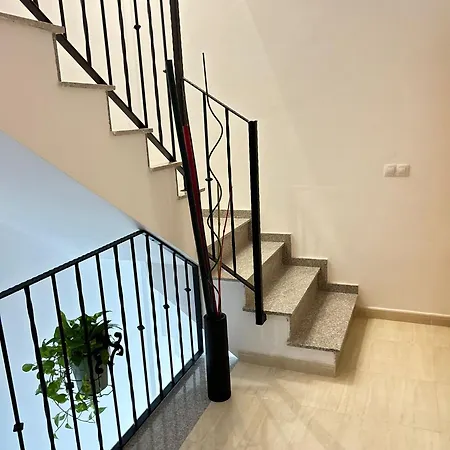 Mi Huesped Zujar, Baza * Zújar