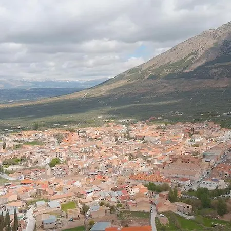 Mi Huesped Zujar, Baza