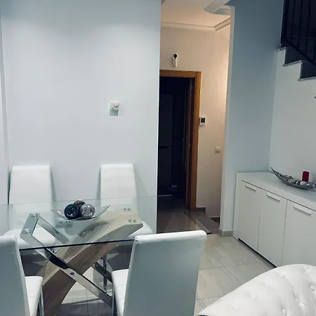 Mi Huesped Zujar, Baza